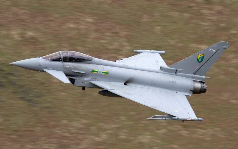 RAF_Eurofighter_EF-2000_Typhoon_F2_Lofting-1